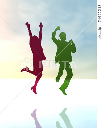 ジャンプして喜ぶ2人の男女のシルエット Cgイラストのイラスト素材
