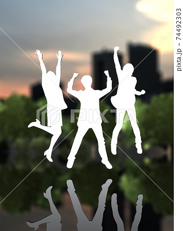 ジャンプして喜ぶ3人の男女のシルエット Cgイラストのイラスト素材