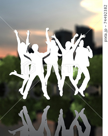 ジャンプして喜ぶ5人の男女のシルエット Cgイラストのイラスト素材