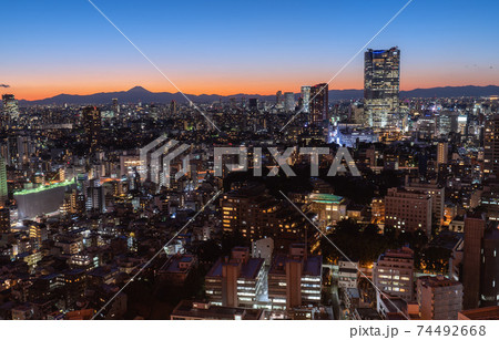 日本の東京都市景観 東京・六本木などの街並みを望む(夜景) 日本の東京都市景観 東京・六本木などの街並みを望む(夜景) 74492668