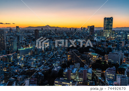 日本の東京都市景観　東京・六本木などの街並みを望む（夜景） 74492670