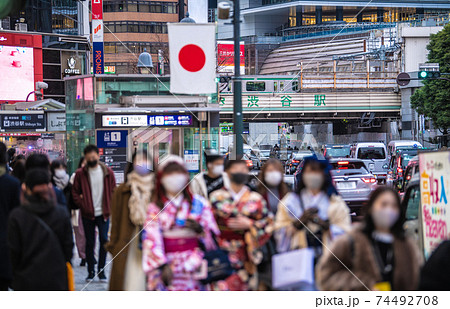 日本の東京都市景観　緊急事態宣言あす決定。1591人感染で最多。それでも脅威の人出…＝1月6日、渋谷 74492708