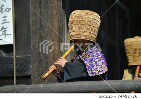 虚無僧　増井山随願寺で演奏 74492726