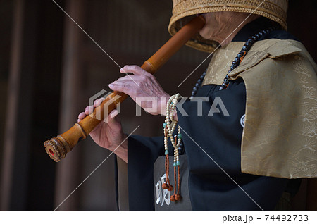 虚無僧　増井山随願寺で演奏 74492733