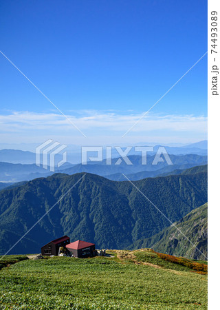 秋の山岳風景と山小屋（快晴・谷川岳） 74493089