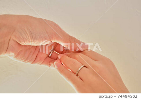 夫婦　手握る　指輪 74494502