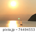 逗子の海に映える夕暮れの太陽 74494553