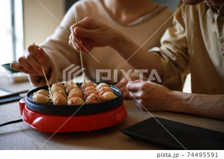 自宅でたこ焼きを作る夫婦 自宅でたこ焼きを作る夫婦 74495591