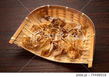 乾燥させた白いキクラゲ 乾燥させた白いキクラゲ 74496016