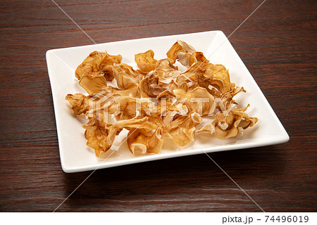 乾燥させた白いキクラゲ 74496019