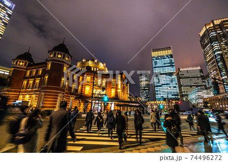 日本の東京都市景観　緊急事態宣言あす決定。1591人感染で最多。暗雲広がる東京駅…＝6日 74496272