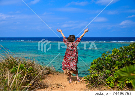 写真素材 沖縄の海と女性一人旅 の写真素材