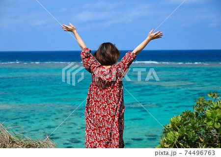 写真素材: 沖縄の海と女性一人旅② 74496763