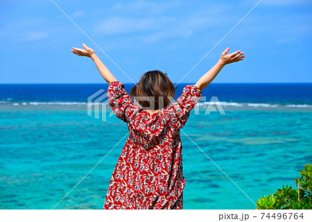 写真素材: 沖縄の海と女性一人旅① 74496764