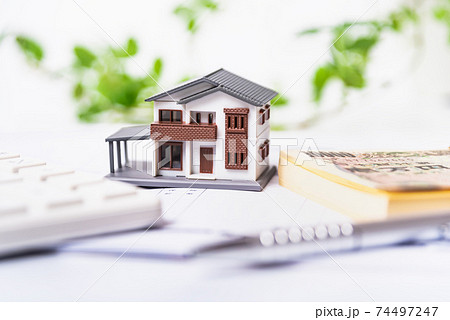 住宅の模型とお金 74497247
