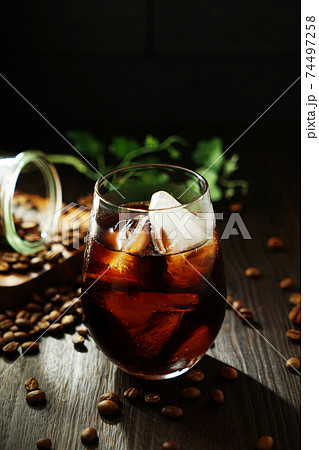 アイスコーヒーとコーヒー豆 74497258