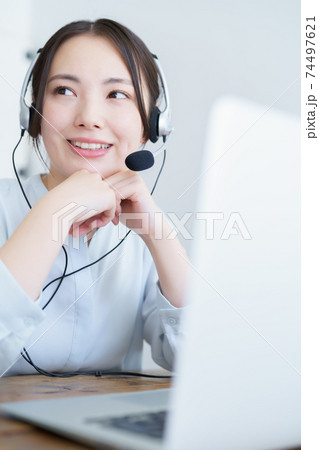 テレワーク中の若い女性 テレワーク中の若い女性 74497621