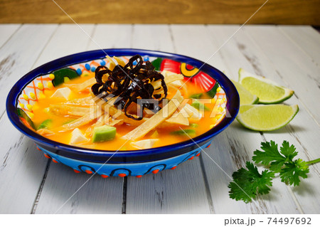 メキシコ料理のソパ・デ・トルティージャ メキシコ料理のソパ・デ・トルティージャ 74497692