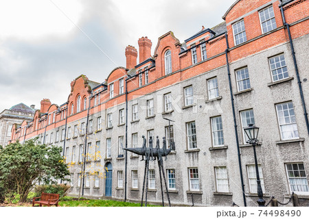 アイルランド　トリニティ・カレッジ (ダブリン大学)  74498490