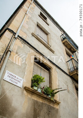 スペインバルセロナ郊外の町タラゴナの街並み 窓際に植木鉢の置かれた薄茶色の壁の建物 スペインバルセロナ郊外の町タラゴナの街並み 窓際に植木鉢の置かれた薄茶色の壁の建物 74500171