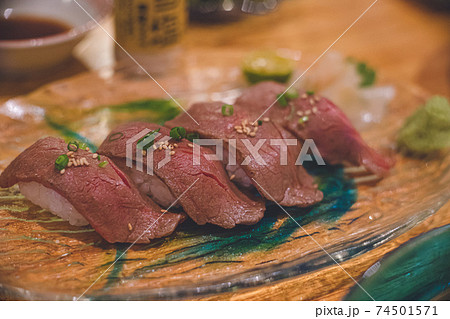 琉球グラスのお皿にのった美味しそうな宮古牛の握り寿司 琉球グラスのお皿にのった美味しそうな宮古牛の握り寿司 74501571
