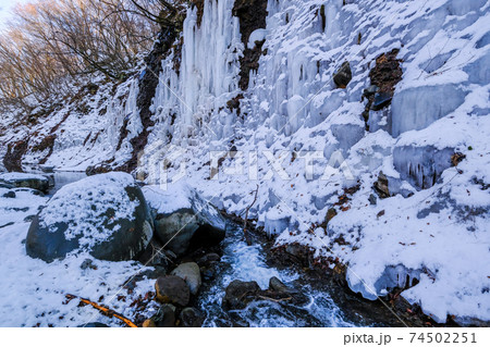 夕暮れの温川氷壁 74502251