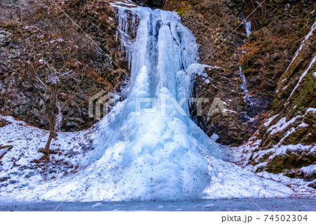 厳冬の氷瀑 74502304
