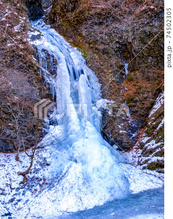 厳冬の氷瀑(縦) 厳冬の氷瀑(縦) 74502305