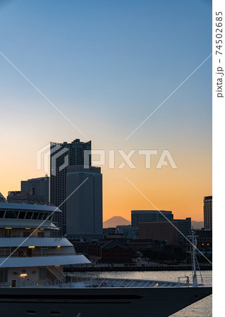 横浜港　夕暮れ　フェリー 74502685