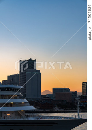 横浜港 夕暮れ フェリー 横浜港 夕暮れ フェリー 74502686