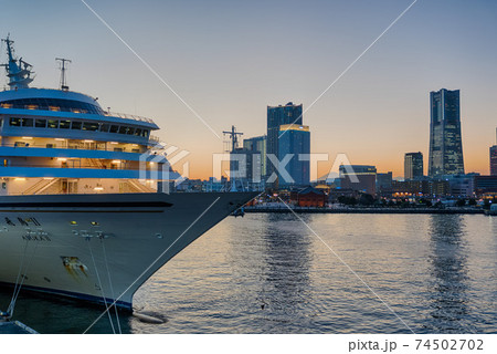 横浜港　夕暮れ　フェリー 74502702