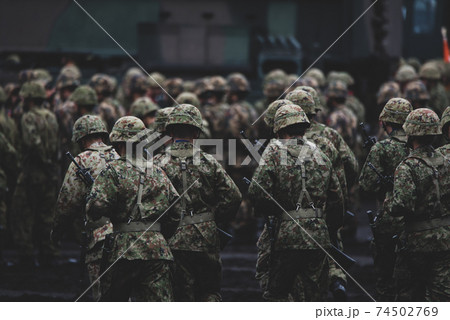 武装した自衛官 74502769