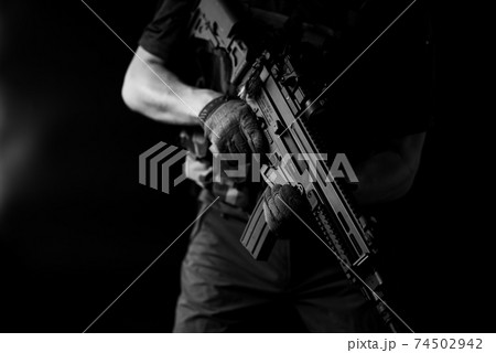 武装した人物 74502942