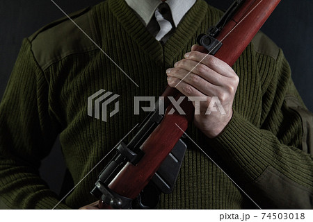ボルトアクションライフルを構えた人物 74503018