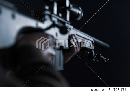 狙撃銃を構えた人物 狙撃銃を構えた人物 74503431