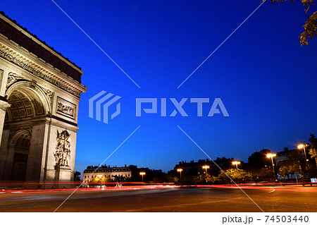 フランス・パリ、ライトアップされた夜の凱旋門 74503440