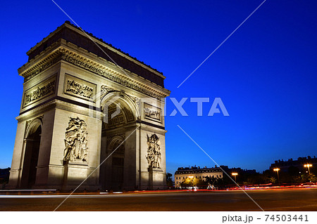 フランス・パリ、ライトアップされた夜の凱旋門 フランス・パリ、ライトアップされた夜の凱旋門 74503441