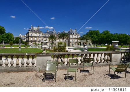 フランス・パリ、晴れた日のリュクサンブール公園、椅子のある風景 74503615