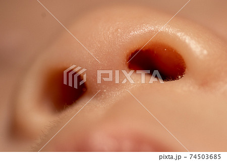 赤ちゃんの鼻の穴のクローズアップ 74503685