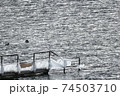 凍る桟橋・凍てつく手摺・下がる氷柱 74503710