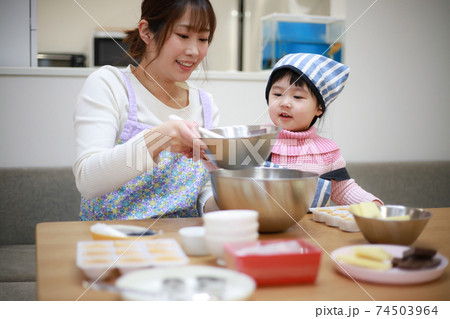 お菓子作りをする親子 お菓子作りをする親子 74503964