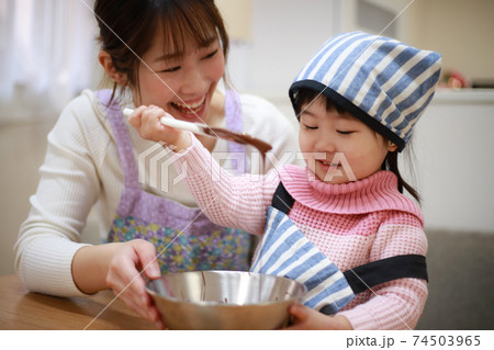 お菓子作りをする親子 お菓子作りをする親子 74503965