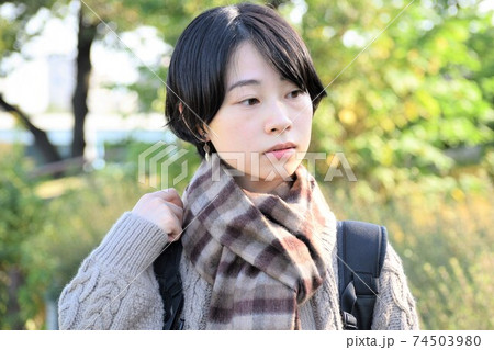 マフラーをしているショートヘアの若い日本人女性 マフラーをしているショートヘアの若い日本人女性 74503980