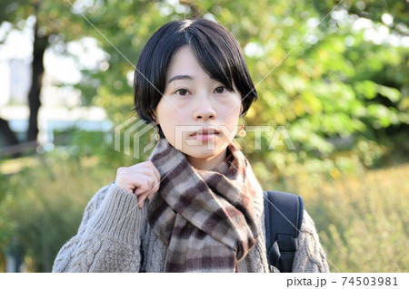 マフラーをしているショートヘアの若い日本人女性 74503981