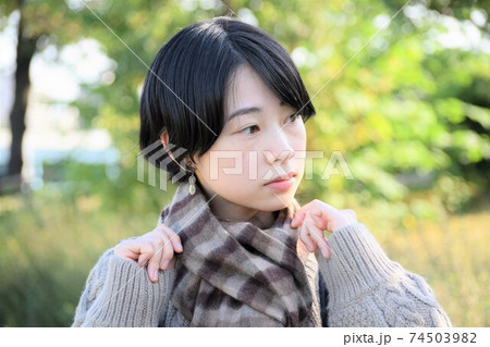 マフラーをしているショートヘアの若い日本人女性 74503982