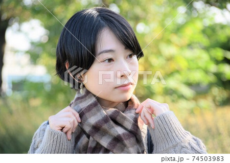 マフラーをしているショートヘアの若い日本人女性 74503983