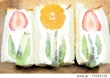 花柄のフルーツサンドの写真素材