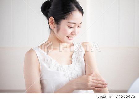 ボディクリームを塗る女性の写真素材 ボディクリームを塗る女性の写真素材
