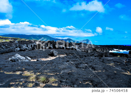 南原千畳敷海岸の黒岩と青空 南原千畳敷海岸の黒岩と青空 74506458