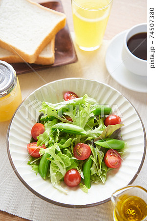 大盛りのサラダ 74507380